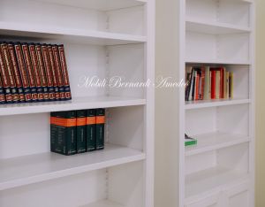 Libreria in stile classico con ripiani spostabili finitura laccata colore bianco anticato